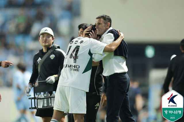 전진우를 안아주는 전북 현대의 거스 포옛 감독