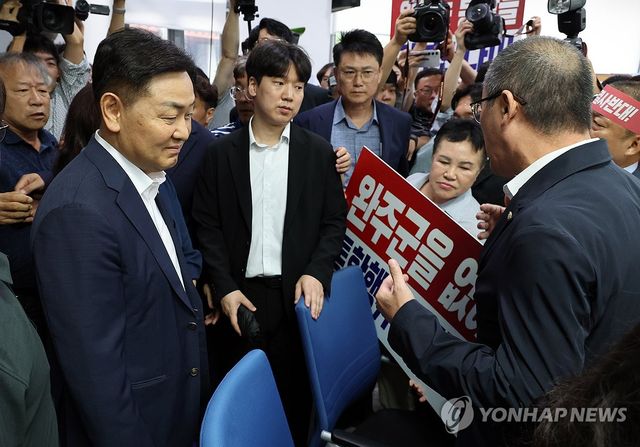 김관영 전북지사에 항의하는 완주군의원들