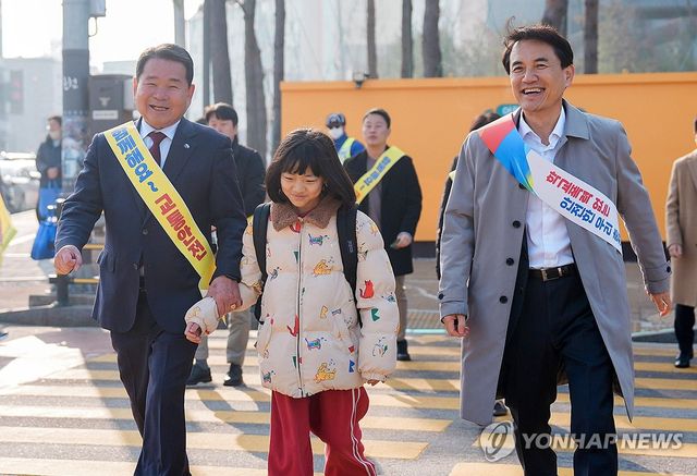 새 학기 등굣길 교통 지도 나선 김진태 지사