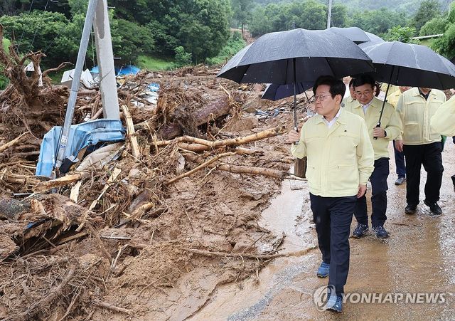 산청 호우 피해 현장 점검하는 이재명 대통령