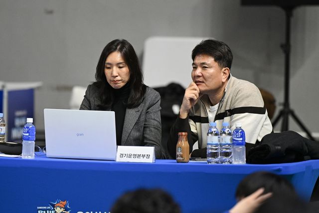 올해 1월 정진경 당시 본부장과 경기 지켜보는 김영만 본부장