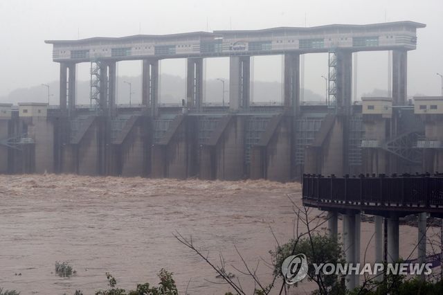 지난 2022년 6월 방류하는 경기도 연천의 군남댐
