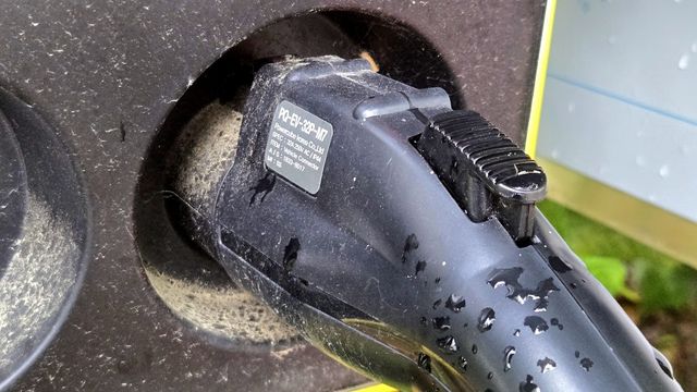 오랫동안 사용하지 않아 먼지가 쌓인 충전기