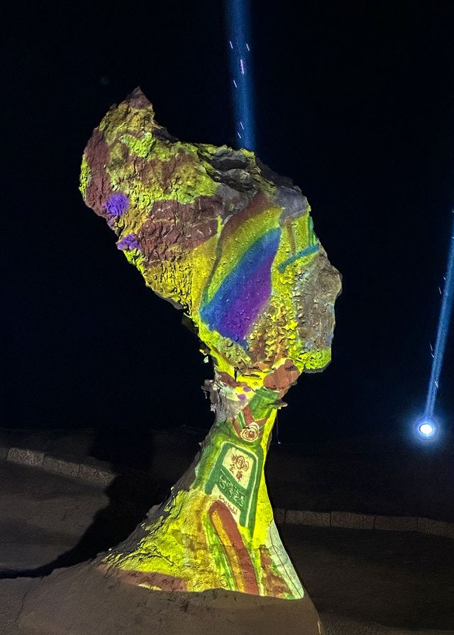 대만 예류지질공원의 명물 '여왕머리' 바위. 매년 여름 열리는 석광 행사 때는 총천연색으로 치장을 한다. [사진/권혁창 기자]