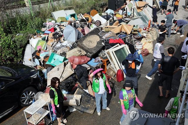 쓰레기 정리하는 자원봉사자들