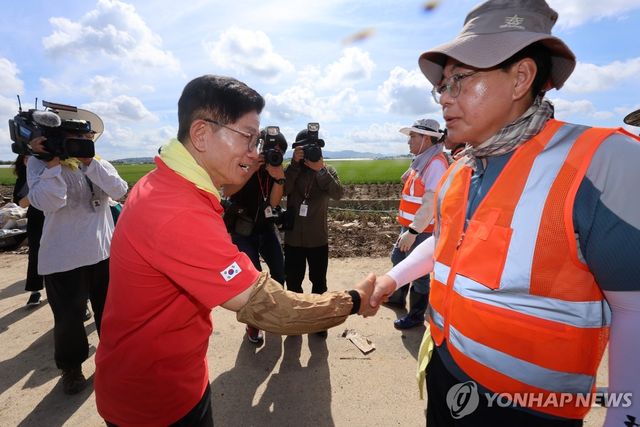 김문수 전 장관과 악수하는 송언석 비대위원장