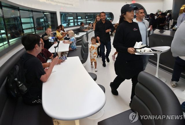 21일 개점한 테슬라 '다이너' 내부