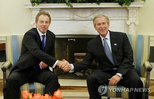 토니 블레어 전 영국 총리(왼쪽)와 조지 W. 부시 전 미국 대통령