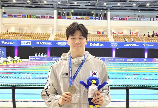 라인-루르 하계세계대학경기대회 남자 배영 50ｍ에서 은메달을 딴 윤지환.