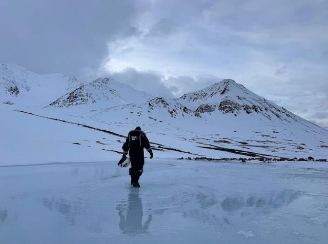 2월에도 눈과 얼음 녹은 물이 고여 있는 스발바르