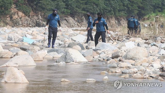 산청 실종자 수색하는 경찰