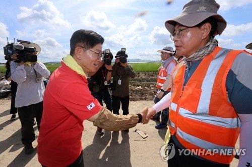김문수 전 장관과 악수하는 송언석 비대위원장