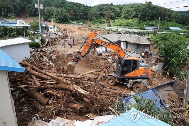 복구 작업 중인 가평 산사태 현장