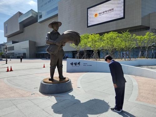 박정희 전 대통령 동상 앞 참배하는 국민의힘 조경태 의원