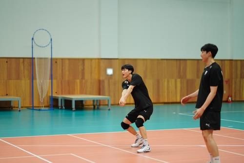 성인 대표팀에서 리시브 훈련하는 이우진(중앙)