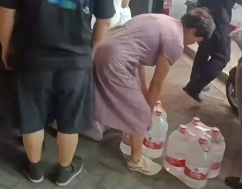 악취 때문에 생수 구매에 나선 중국 저장성 항저우 시민들