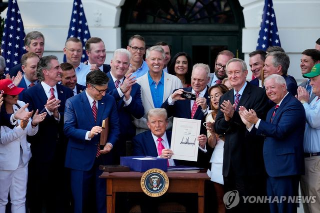 7월4일 예산삭감 법안 서명하는 트럼프 대통령