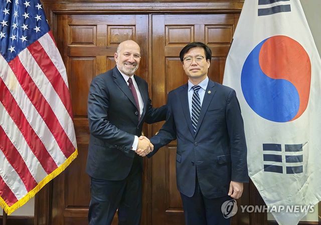기념 촬영하는 여한구 통상교섭본부장과 미국 상무부 장관
