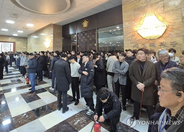 본회의장 막는 국회 보좌진들