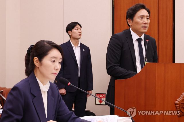 증인신문에 답하는 이의일 대표