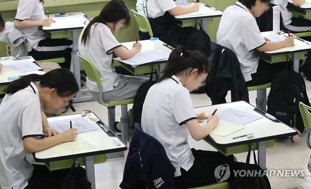 전국연합학력평가 치르는 고3 수험생들