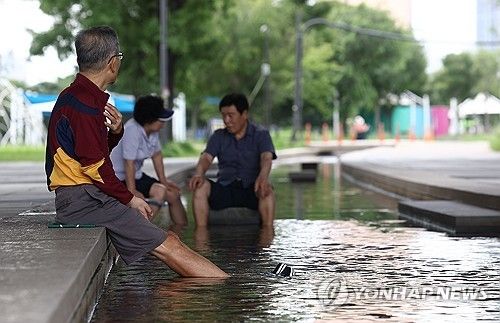 더위 피하는 시민들