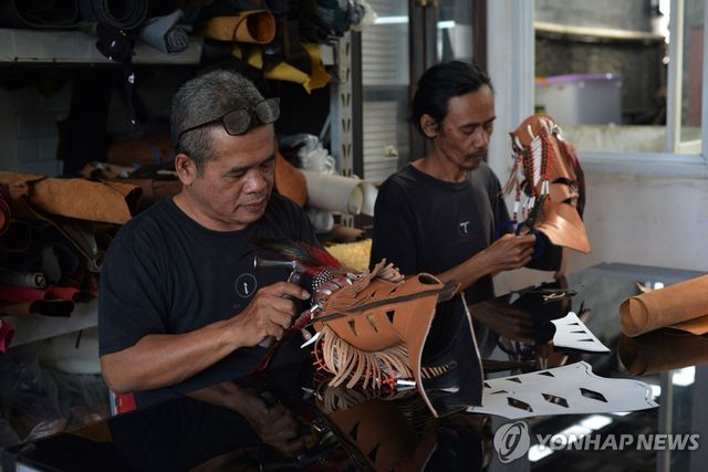 인도네시아의 미국 수출용 가죽 장화 생산공장
