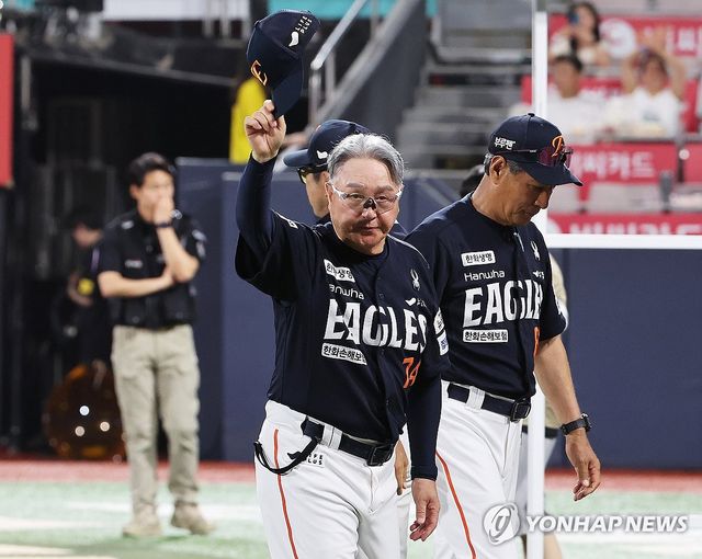 팬들에게 인사하는 김경문 감독