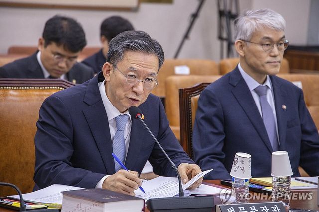 법사위에서 질의에 답하는 정성호 법무부 장관