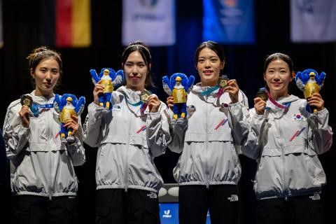 U대회 여자 플뢰레 단체전 우승한 모별이(왼쪽부터), 김호연, 박지희, 심소은