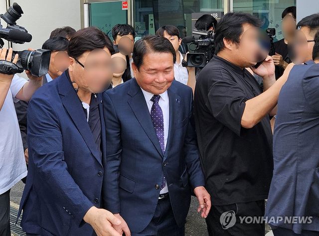 법원 빠져나가는 신경호 강원교육감