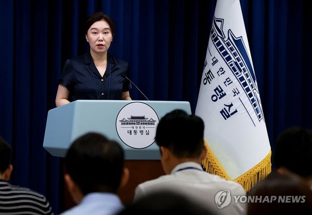 질문에 답하는 강유정 대통령실 대변인