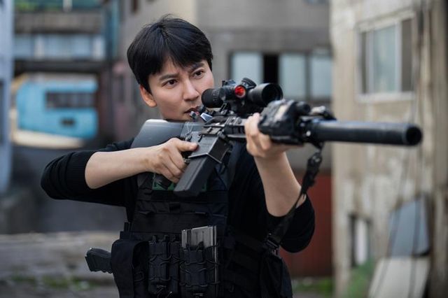 넷플릭스 '트리거'에 출연한 배우 김남길