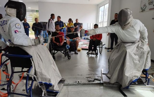 펜싱을 배우며 재활하는 콜롬비아 상이용사