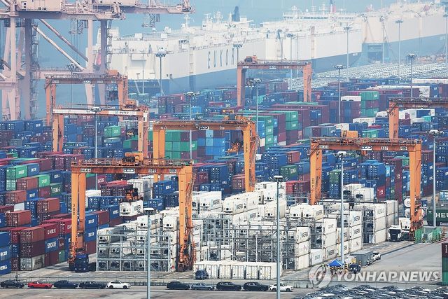 상호관세 앞두고 이달 초 경기 평택항에 쌓인 컨테이너