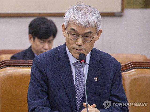 의원 질의에 답하는 천대엽 법원행정처장