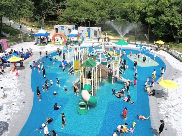 지난 12일 개장한 관악산공원 어린이 물놀이장 