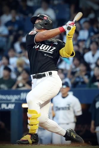 홈런 날리는 kt의 안현민