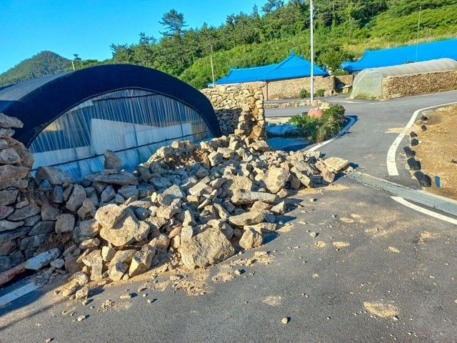 국가등록문화유산 '신안 비금도 내촌마을 옛 담장' 피해 모습 
