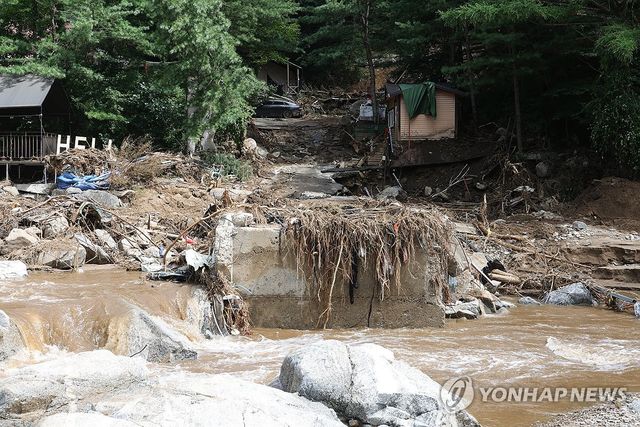 괴물 폭우에 사라진 다리