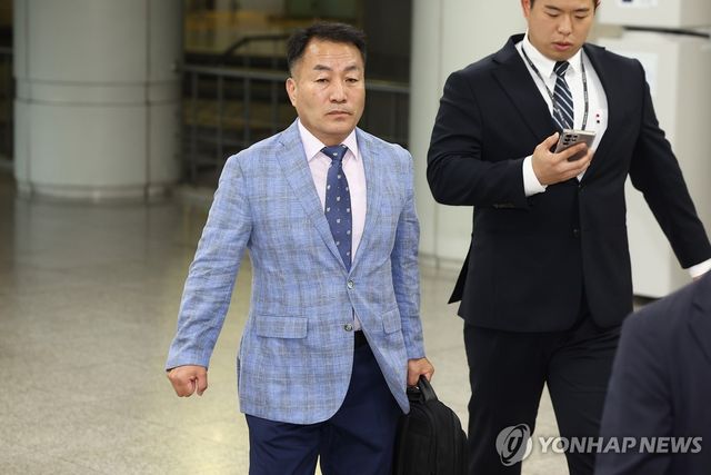 법원 향하는 김계환 전 해병대사령관