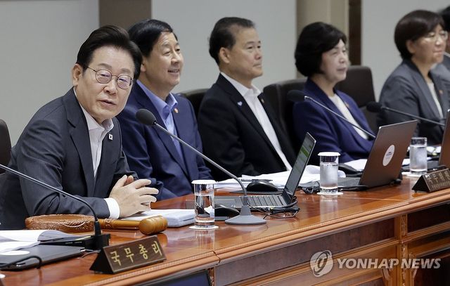 국무회의에서 발언하는 이재명 대통령