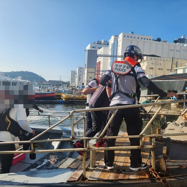 낚시꾼 구조 중인 해경