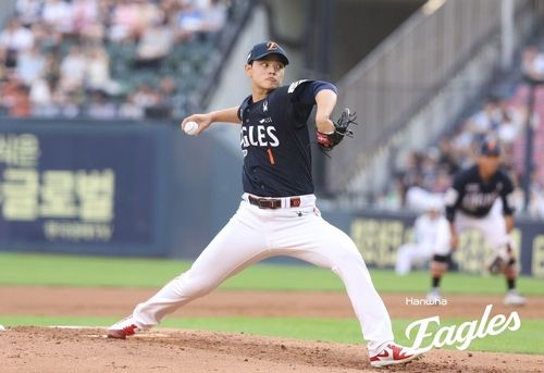 쾌투하는 한화의 선발 투수 문동주