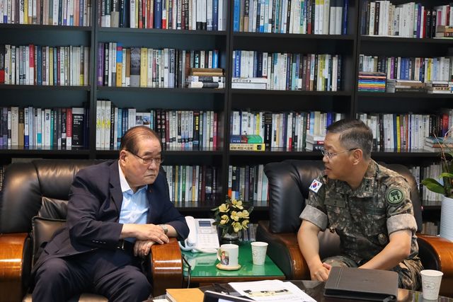 이종찬 광복회장과 소형기 육사 교장