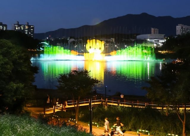 충주 호암지 대형분수