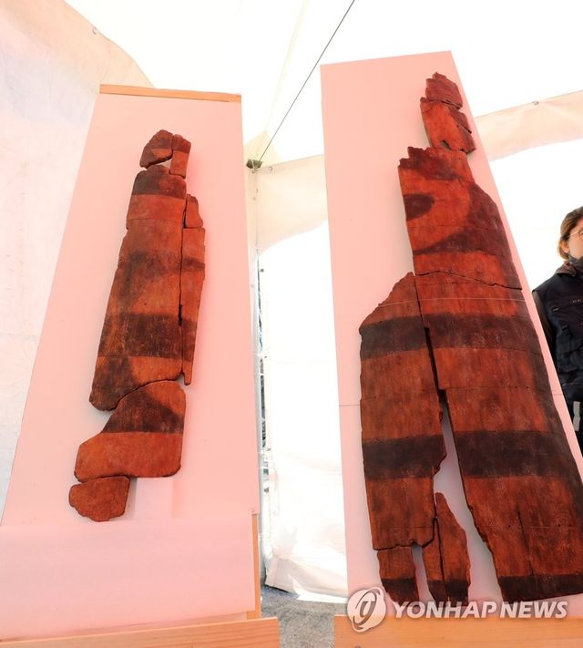 월성 해자에서 나온 나무 방패