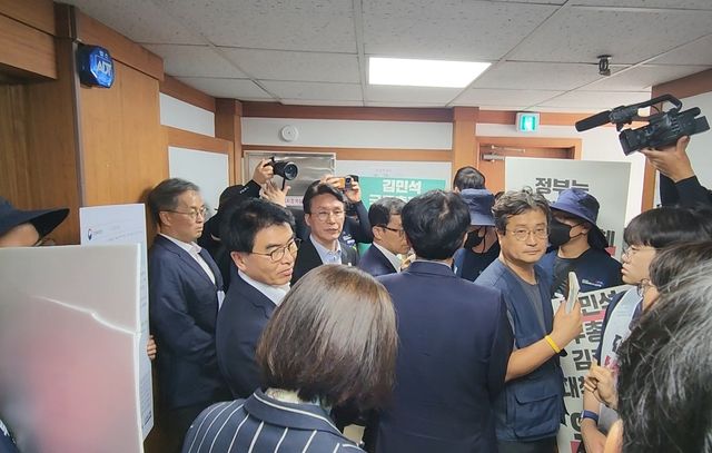 김민석 국무총리 막아선 故김충현 대책위