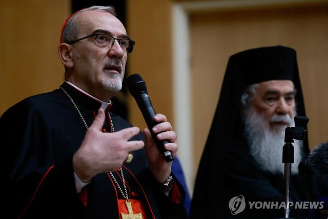 기자회견하는 피자발라 추기경과 테오필로스 3세