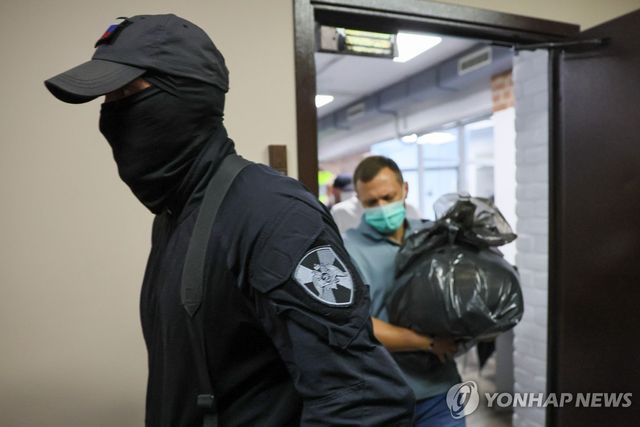 러시아 텔레그램 뉴스채널 바자 수색하는 러시아 경찰